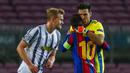 Striker Barcelona, Lionel Messi, berpelukan dengan kiper Juventus, Gianluigi Buffon, pada laga Liga Champions di Stadion Camp Nou, Rabu (9/12/2020). Aksi La Pulga tersebut karena merasa frusatsi gagal membobol gawang Buffon. (AP/Joan Monfort)