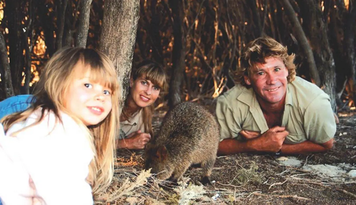 "Ini foto keluarga terakhir yang diambil. Sehari sebelum aku mengucapkan selamat tinggal selamanya untuk pahlawanku, aku tak tahu bahwa sejak aku mengunggahnya hari itu akan jadi yang terakhir" tulis Bindi di Instagram. (Via Instagram/@bindisueirwin)