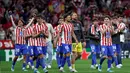 Selanjutnya, Atletico Madrid akan melawan pemenang laga leg kedua perempat final Liga Champions 2025/2026 lainnya, antara Arsenal atau Sporting CP. Tampak dalam foto, penyerang Atletico Madrid asal Argentina, Julian Alvarez (kanan) bersama rekan-rekan setimnya merayakan merayakan kemenangan di akhir pertandingan leg kedua perempat final Liga Champions 2025/2026 melawan FC Barcelona di Stadion Metropolitano, Madrid pada Selasa 14 April 2026 waktu setempat atau Rabu (15/4/2026) dini hari WIB. (Thomas COEX/AFP)