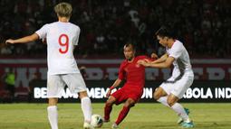 Gelandang Timnas Indonesia, Riko Simanjuntak, dijaga gelandang Vietnam, Pham Duc Huy, pada laga Kualifikasi Piala Dunia 2022 di Stadion Kapten I Wayan Dipta, Bali, Selasa (15/10). Indonesia kalah 1-3 dari Vietnam. (AFP/Aditya Wany)