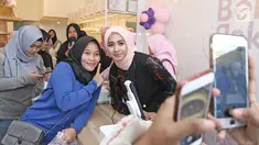 Aktris Laudya Cynthia Bella berswafoto bersama pembeli di toko rotinya di kawasan Depok, Jawa Barat (30/10). Laudya Cynthia Bella mengunjungi bisnis toko rotinya dalam acara "Temu Manis dengan Teh Bella". (Liputan6.com/Herman Zakharia)