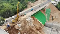 Tanah longsor kembali terjadi di kawasan Jembatan Cikereteg Jalan Raya Ciawi-Benda, Kabupaten Bogor, kembali longsor, Senin (13/11/2023). (Istimewa)