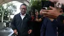 Sebagai informasi, Ishfah Abidal Aziz alias Gus Alex merupakan salah satu tersangka dalam kasus dugaan korupsi kuota haji. Tampak dalam foto, mantan staf khusus Menteri Agama periode 2019-2024, Yaqut Cholil Qoumas, Ishfah Abidal Aziz alias Gus Alex berjalan meninggalkan Gedung Merah Putih Komisi Pemberantasan Korupsi (KPK), Jakarta, Senin (26/1/2026). (Liputan6.com/Helmi Fitrhiansyah)