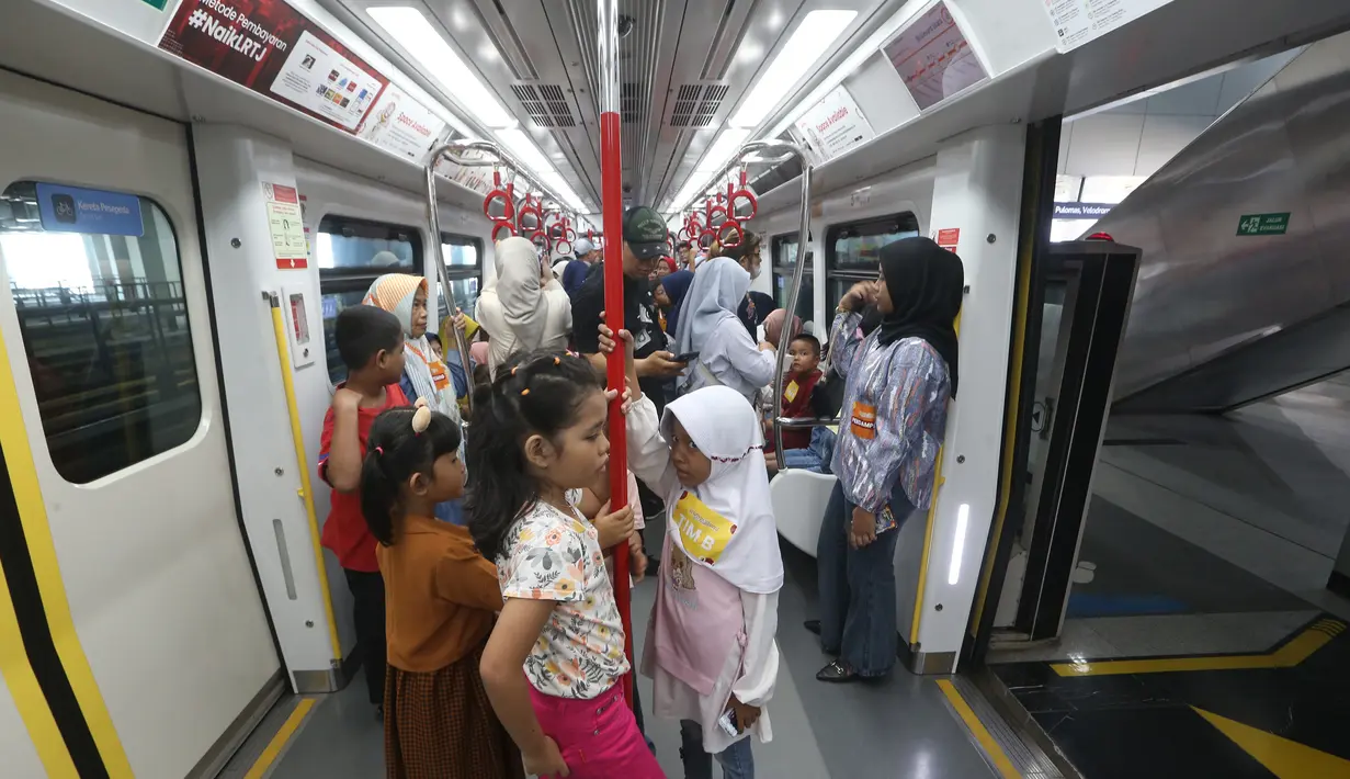 Sejumlah anak-anak berada di dalam kereta LRT saat mengikuti rangkaian acara "Warna-warni LRT Jakarta 2024" di Jakarta, Minggu (30/6/2024). (merdeka.com/Arie Basuki)