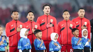 Brandon Marsel Scheunemann (tengah) bersama para pemain Timnas Indonesia U-23 menyanyikan lagu Indonesia Raya dalam laga Grup A Piala AFF U-23 2025 melawan Brunei di Stadion Utama Gelora Bung Karno (SUGBK), Senayan, Jakarta, Selasa (15/07/2025). (Bola.com/M Iqbal Ichsan)