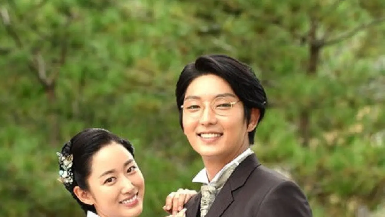 Lee Joon Gi dan Jeon Hye Bin dikabarkan berpacaran. (via. Koreaboo)