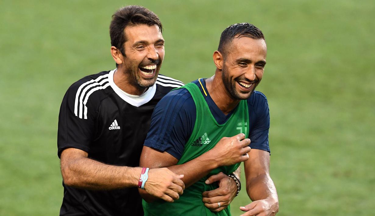 Kiper Juventus, Gianluigi Buffon, bercanda dengan rekannya saat latihan di Red Bull Arena, New Jersey, Jumat (21/7/2017). Latihan ini dilakukan jelang laga ICC 2017 melawan Barcelona. (AFP/Jewel Samad) 
