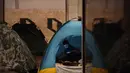 Seorang anak laki-laki duduk di dalam tenda saat orang-orang berlindung di stasiun metro selama serangan udara Rusia, di Kyiv, pada Selasa 3 Februari 2026 pagi waktu setempat. Stasiun Metro Kyiv masih menjadi lokasi perlindungan utama bagi ribuan warga di tengah serangan udara Rusia yang terus meningkat. (Serhii Okunev/AFP)