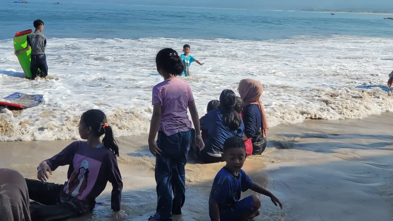engunjung wisata perairan pantai selatan Garut, Jawa Barat, banyak yang melanggar zona batas aman untuk berenang pada momen libur lebaran 2023 kali ini. (Liputan6.com/Jayadi Supriadin)