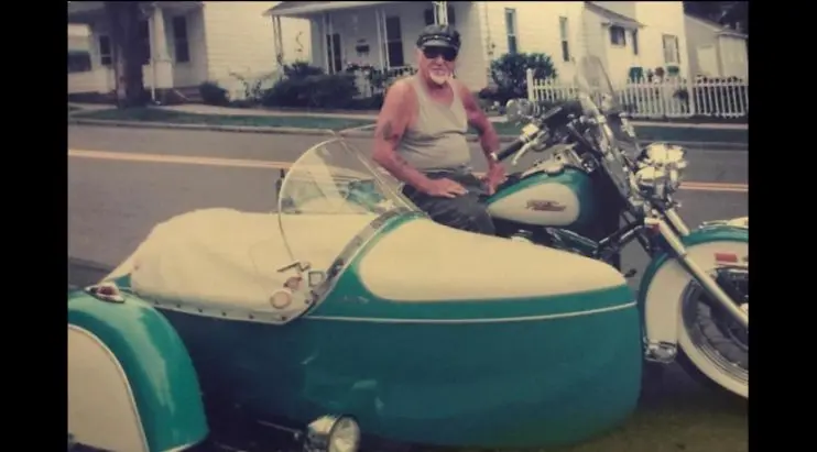 Arthur Werner Sr saat masih hidup berpose di atas Harley-Davidson Heritage Softail miliknya. 