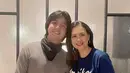 Konferensi pers sudah digelar, syuting film Ancika 1995 sebentar lagi akan berlangsung. Ira Wibowo unggah foto bareng Arbani Yasiz, pemeran Ibu Dilan di Ancika 1995 itu berharap jika penonton bisa mendukung film tersebut sampai resmi tayang. Arbani tampil total seperti Dilan, gaya berpakaiannya pakai kaus cokelat dan celana jeans ini juga pernah dipakai oleh Iqbaal Ramadhan saat berperan jadi Dilan dulu. (Liputan6.com/IG/@irawbw)
