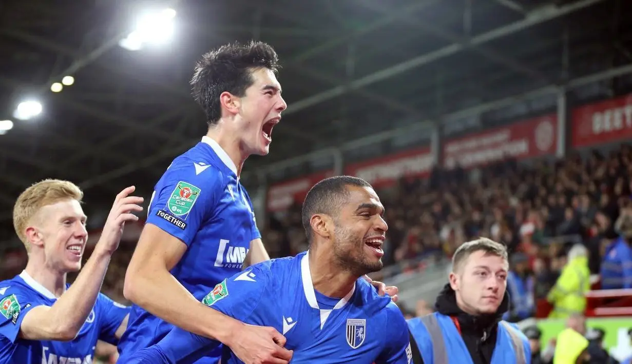 Akhirnya The Gills baru mampu mencetak gol balasan di menit ke-75 melalui Mikael Mandron. Elkan Baggot pun melakukan selebrasi dengan Mandron didepan pendukung Gillingham yang hadir. (Twitter/@TheGillsFC)