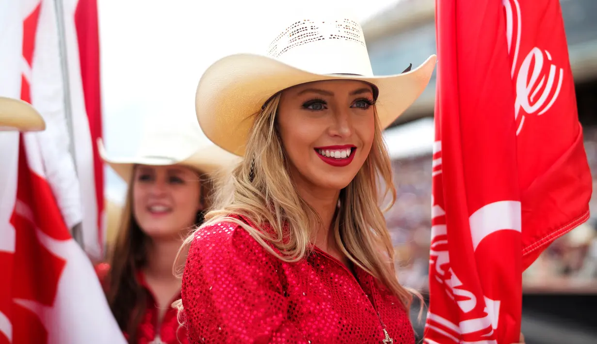 Seorang wanita memegang bendera saat penyelenggaraan festival  Calgary Stampede di Calgary , Alberta , Kanada, (9/7). Calgary Stampede merupakan perpaduan rodeo atau olahraga berkuda dengan festival yang diadakan setiap tahun.( REUTERS / Todd korol)