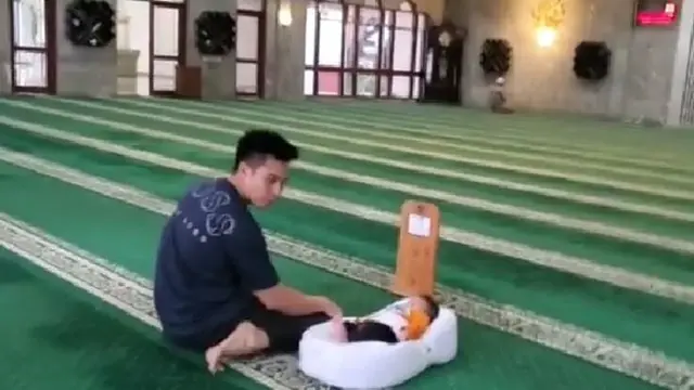 6 Potret Kiano Temani Baim Wong di Masjid, Anteng dan Bikin Gemas