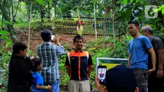 Wisatawan mengantre berfoto dengan Bunga Bangkai di Kebun Raya Bogor, Minggu (5/1/2020). Hari terakhir liburan sekolah, Kebun Raya Bogor menjadi tujuan wisata favorit bagi warga. Salah satu objek yang paling menarik di sana adalah Bunga Bangkai. (Merdeka.com/Fotografer Magang: Muhammad Fayyadh)