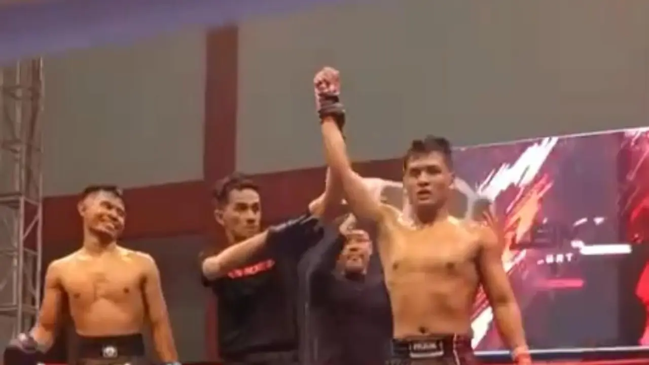 Petarung yang juara PON berhasil menumbangkan atlet TNI di laga kickboxing ring Leindel Combat