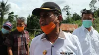 Gubernur Sulawesi Tengah, Longki Djanggola saat mengunjungi Desa Lemban Tongoa, Kabupaten Sigi pascaserangan teroris, Minggu (6/12/2020). (Foto: Liputan6.com/ Heri Susanto).