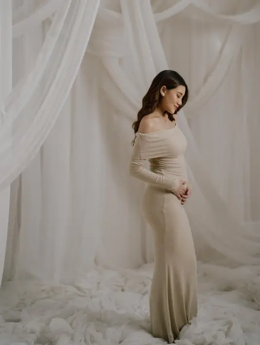 Riasan wajah Aaliyah yang ditangani oleh @ochiipramita menampilkan gaya natural-glam, dengan sentuhan blush on hangat dan lipstik nude.  [Foto: IG/@fordem.co].