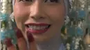Untuk riasan wajah, Arma mengenakan lipstik merah bold matte, blush on pink, serta riasan matanya. [Instagram/@kimgunwoooooo]