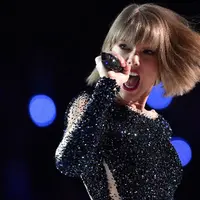 Perlakuan Taylor Swift kepada para penggemarnya tentu sangat membuat mereka bahagia. Ini lah cara yang dilakukan Taylor dalam menyapa penggemarnya yang tentunya menjadi salah satu bagian penting dalam kesuksesannya. (AFP/Kevork Djansezian)