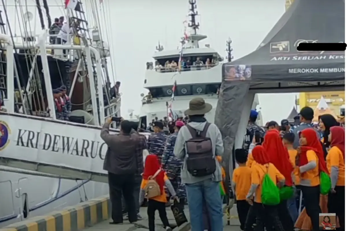 KRI Dewaruci di Festival Dermaga Semarang
