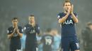 Pemain Tottenham Hotspur, Harry Kane membberikan salam kepada fans usai timnya kalah dari Manchester City pada lanjutan Premier League di Etihad Stadium, Manchester, (16/12/2017). Manchester City menang 4-1. (AFP/Oli Scarff)