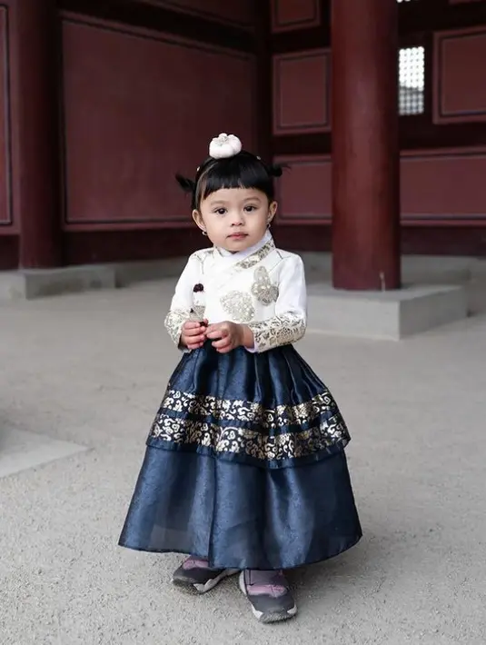 Sementara itu, keluarga Atta dan Aurel memilih liburan ke Korea Selatan. Ameena tampak imut dengan hanboknya. [@aurelie.hermansyah]