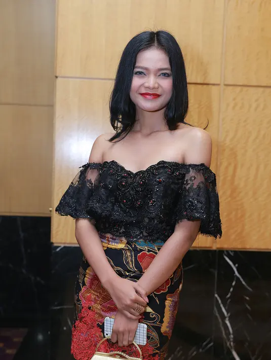 Citra Scholastika tidak meninggalkan unsur budaya dalam busananya di malam resepsi pernikahan Glenn Alinskie dan Chelsea Olivia. Penyanyi cantik ini memakai kebaya modern dan kain batik mini yang membuatnya tampil cantik. (Galih W. Satria/Bintang.com)