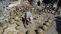 Seorang perajin tembikar bekerja di Desa Nazla di Fayoum, Mesir (5/10/2020). Desa Nazla yang terletak di Kegubernuran Fayoum, Mesir, terkenal dengan perajin tembikarnya yang masih mempertahankan teknik pembuatan tembikar dari zaman Mesir kuno. (Xinhua/Ahmed Gomaa)