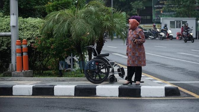 Simpang Darmo di Surabaya macet total, Risma ikut atur lalu lintas meski hujan. (Sumber: Instagram/@dishubsurabaya)