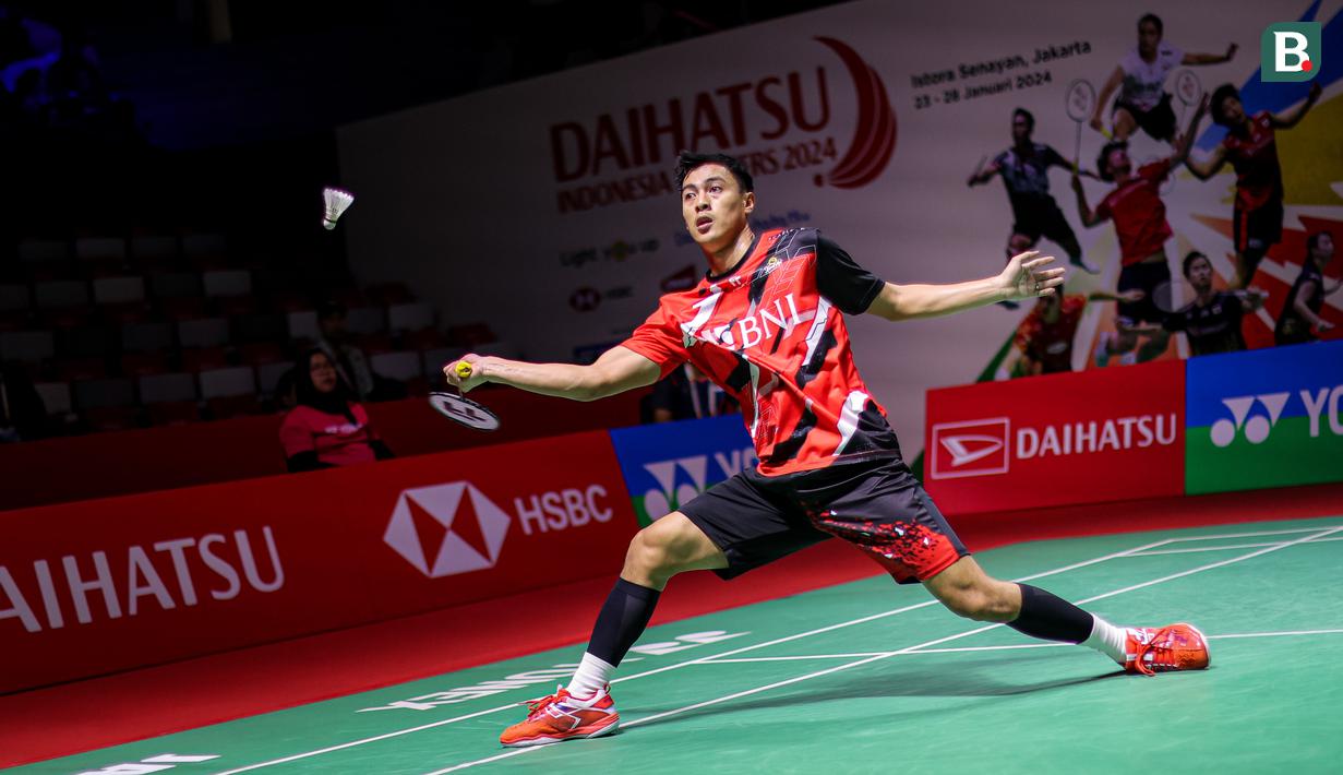 <p>Tunggal putra Indonesia, Shesar Hiren Rhustavito, saat melawan wakil India, Kiran George pada babak penyishian Indonesia Masters 2024 di Istora Senayan, Selasa (23/1/2024). Shesar takluk dengan skor 17-21, 21-12, 15-21. (Bola.com/Bagaskara Lazuardi)</p>