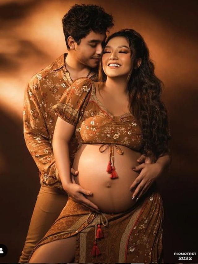8 Potret Siti Bardiah dan Krisjiana saat Jalani Maternity Shoot, Tampil Mesra