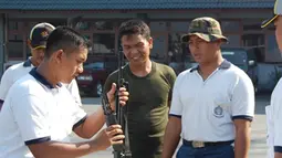 Citizen6, Jakarta: Para prajurit Kolinlamil Jakarta, dalam Lomba Jurit Tangkas HUT Ke - 51 Kolinlamil di Lapangan Apel Mako Kolinlamil, Tanjung Priok, Jakarta Utara, Selasa (26/6). (Pengirim: Kadispen Kolinlamil).