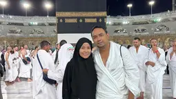 Dalam akun Instagram pribadinya, Meisya Siregar pun turut mengucapkan salam perpisahan tehadap Masjidil Haram. Ia dan sang suami juga turut mengabadikan momen saat berada di depan Ka'bah. (Liputan6.com/IG/@meisya__siregar)