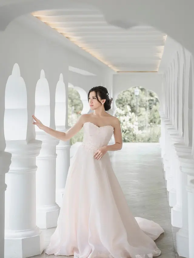 Lepas Masa Lajang, Ini 7 Potret Pernikahan Presenter Dita Fakhrana di Singapura