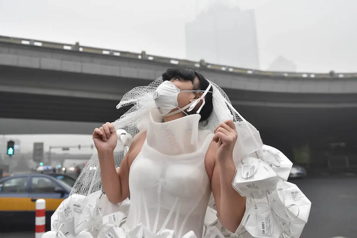 Gadis Ini Angkat Bicara Lewat 'Gaun Pengantin Masker'
