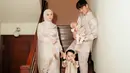 Lesti selalu memilih baju kurung yang sopan dan feminin, sementara Rizky tetap tampil maskulin dengan busana koko yang simpel namun elegan. Gaya ini tak hanya cocok untuk Lebaran, tetapi juga memberi kesan timeless yang bisa dikenang sepanjang masa.  [@lestikejora].