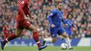 Penyerang Chelsea, Eden Hazard, menggiring bola saat melawan Liverpool pada laga Premier League di Stadion Anfield, Minggu (14/4). Liverpool menang 2-0 atas Chelsea. (AP/Rui Vieira)