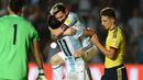 Striker Argentina, Lionel Messi, merayakan gol yang dicetak Angel Di Maria ke gawang Kolombia pada laga kualifikasi Piala Dunia 2018 zona CONMEBOL di Estadio San Juan del Bicentenario, Selasa (15/11/2016). (AFP/Eitan Abramovich)