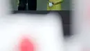 Kaisar Jepang Naruhito dan Permaisuri Masako saat menyapa simpatisan dalam penampilan perdananya ke publik di Istana Kekaisaran di Tokyo, Jepang (4/5/2019). Sekitar ribuan warga Jepang dan turis diperkirakan berkumpul di depan pintu gerbang istana. (Reuters/Issei Kato)