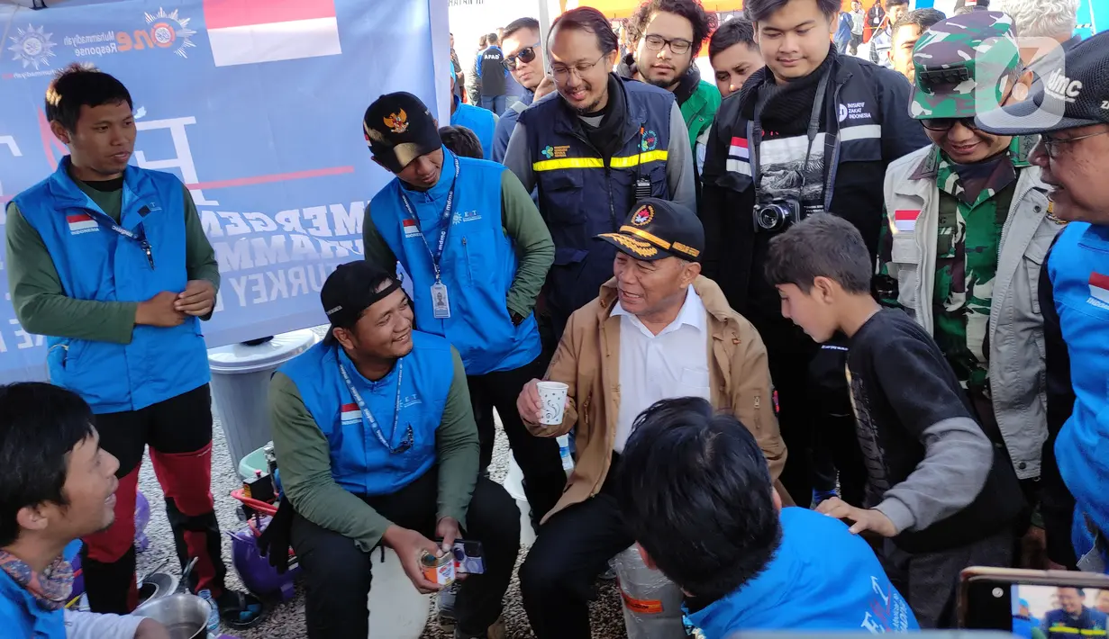 <p>Menteri Koordinator Bidang Pemberdayaan Manusia dan Kebudayaan (Menko PMK) Muhadjir Effendy berbincang dengan petugas saat mengunjungi posko emergency medical technician (EMT) di Distrik Hassa, Provinsi Hatay, Turki, Rabu (22/3/2023). Muhadjir menekankan bahwa Indonesia selalu siap bila pemerintah Turki memerlukan bantuan dari Indonesia. (Liputan6.com/Andry Haryanto)</p>