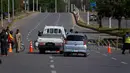 Sebagai informasi, pihak Iran dikabarkan belum memberikan konfirmasi resmi terkait kehadiran mereka dalam perundingan putaran kedua dengan Amerika Serikat di Islamabad, Pakistan. Tampak dalam foto, petugas polisi mengalihkan kendaraan di pos pemeriksaan yang dibarikade menjelang putaran kedua negosiasi antara kedua negosiasi antara Amerika Serikat dan Iran, di Islamabad, Pakistan, Selasa 21 April 2026. (AP Photo/Anjum Naveed)