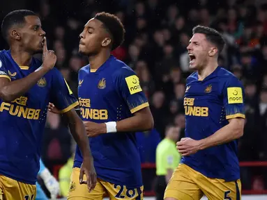 Pemain Newcastle United Alexander Isak (kiri) merayakan setelah mencetak gol ke gawang Nottingham Forest pada pertandingan sepak bola Liga Inggris di Stadion City Ground, Nottingham, Inggris, Jumat (17/3/2023). (AP Photo/Rui Vieira)