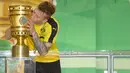 Gelandang Dortmund, Marco Reus, mencium Piala DFB Pokal usai mengalahkan Frankfurt pada laga final di Stadion Olympic, Berlin, Sabtu (27/5/2017). Dortmund menang 2-1 atas Frankfurt. (EPA/Clemens Bilan)