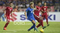 Pemain Timnas Indonesia, Bayu Pradana berusaha melewati hadangan pemain Thailand pada laga Final leg kedua Piala AFF 2016 di Thailand, (17/12/2016). (Bola.com/Vitalis Yogi Trisna)
