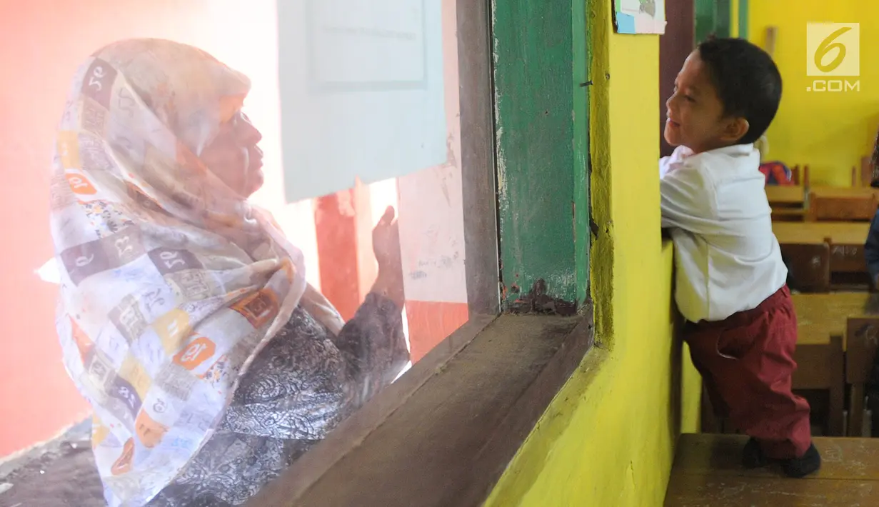 Mukhlis Abdul Holik (8) mengikuti kegiatan belajar di SDN 10 Cibadak Sekarwangi, Sukabumi, Kamis (15/11). Adul yang penuh semangat untuk menuntut ilmu ini bercita-cita menjadi petugas pemadam kebakaran. (Merdeka.com/Arie Basuki)