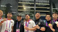 Chef de Mission (CdM) Tim Indonesia Basuki Hadimuljono (lima dari kanan) berfoto bersama Ketua NOC Indonesia, Raja Sapta Oktohari (tiga dari kanan) dan para atlet peraih medali di Asian Games 2022 pada acara makan malam di dining hall, athletes village Asian Games 2022 Hangzhou, Selasa (26/9/2023). (NOC Indonesia/Brigitha Sesilya)
