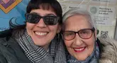Dalam salah satu foto, Hannah terlihat berpose ceria bersama sang ibu di sebuah halte bus. Keduanya tampak hangat mengenakan jaket tebal dan syal, senyum lebar menghiasi wajah mereka. Hannah menuliskan rasa syukurnya bisa menjalani puasa sebentar di rumah bersama mama tercinta. (Liputan6.com/IG/@hannahalrashid)