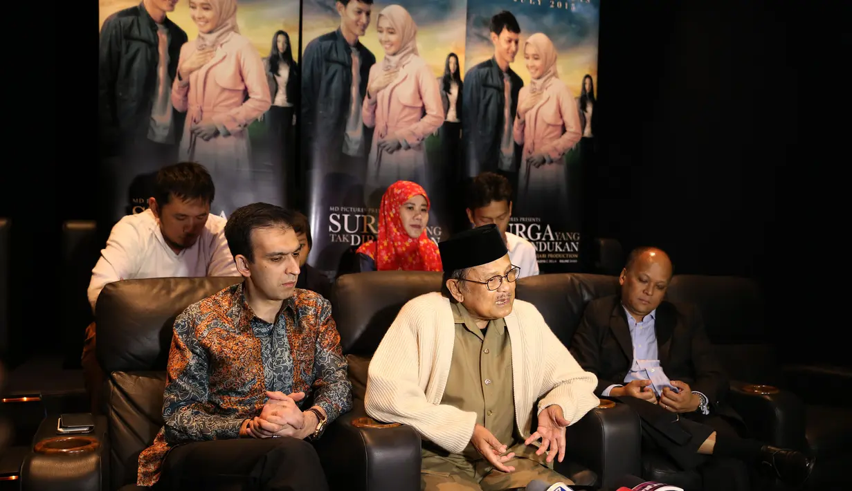 Di film ini, sosok Pras (Fedi Nuril) berpoligami karena ada sebab yang mengakibatkan ia seperti itu. BJ Habibie menganggap wajar jika film ini menuai perdebatan bagi orang yang telah menontonnya. (Galih W. Satria/Bintang.com)