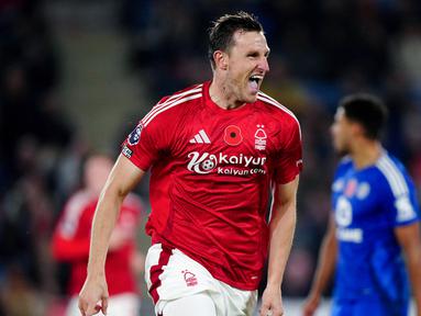 Pemain Nottingham Forest, Chris Wood, melakukan selebrasi setelah mencetak gol ke gawang Leicester City pada pertandingan Liga Inggris, Sabtu di Stadion King Power (26/10/2024). Chris Wood mencetak dua gol. (Mike Egerton/PA via AP)
